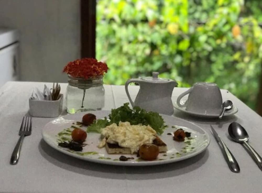 Tapa Tepi Kali Canggu